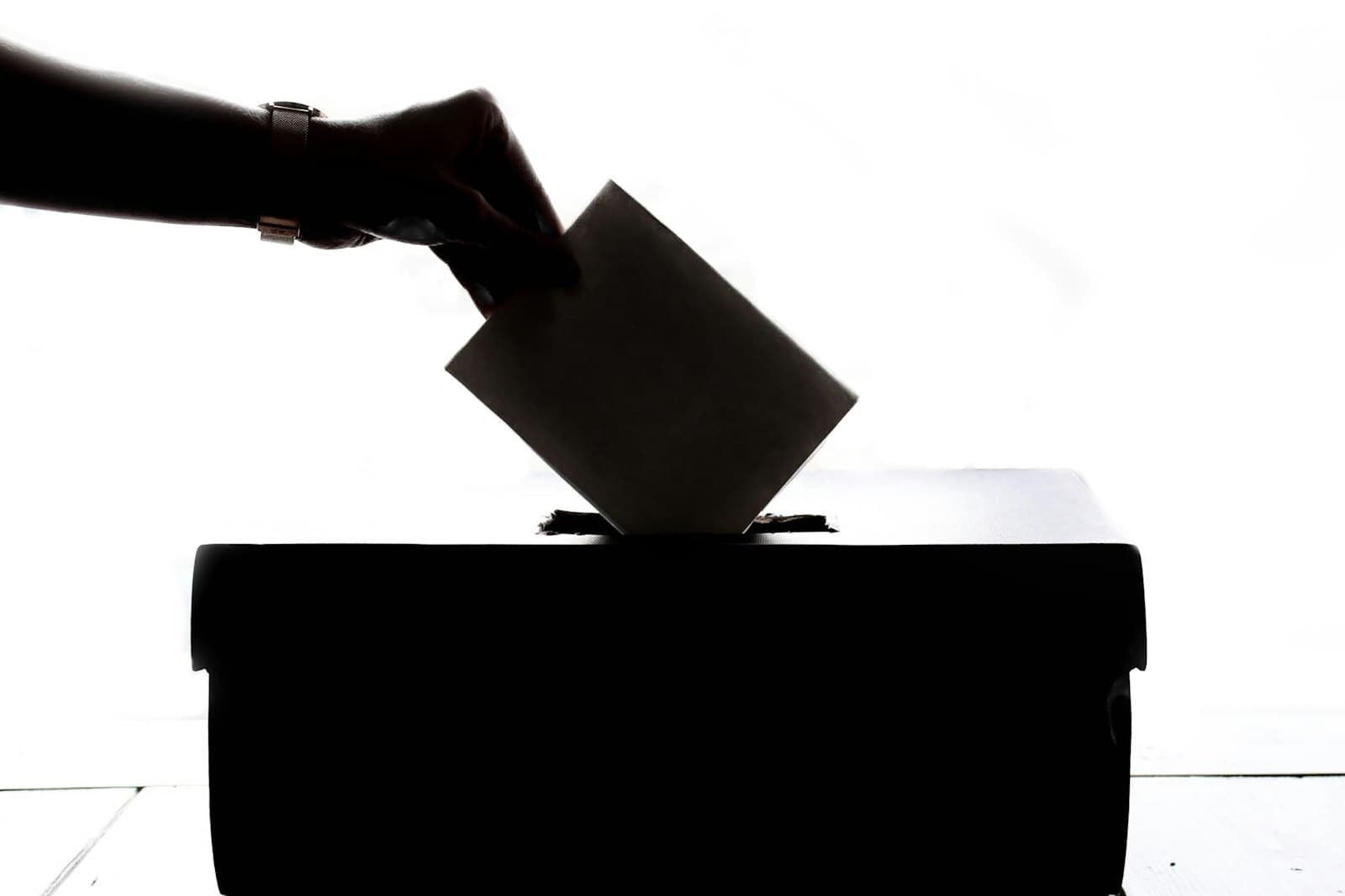 Campanha política brasileira — multidão e candidato em comício